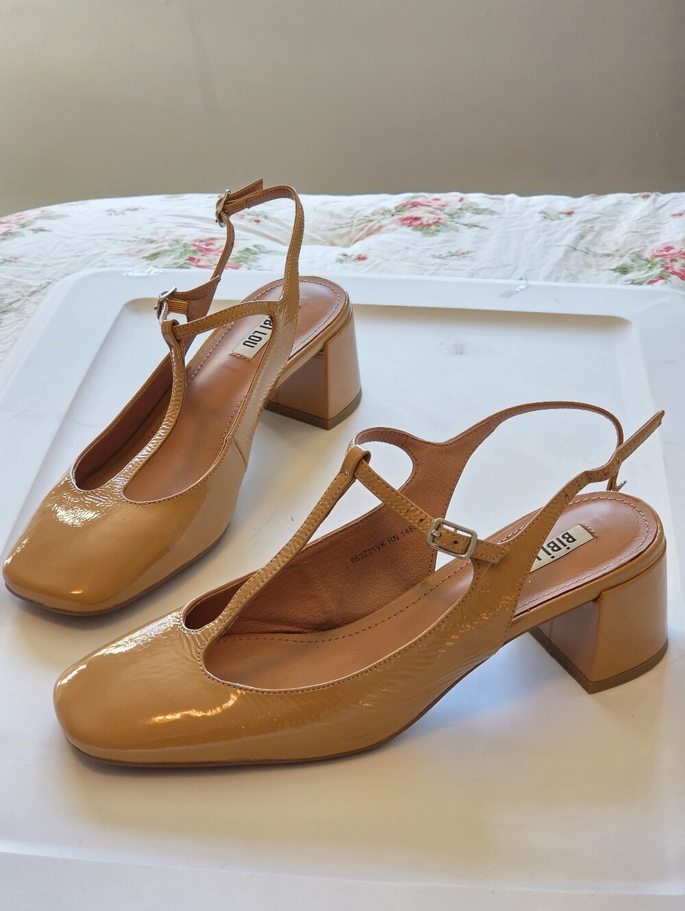 ​Bibi Lou Mignon Tan Patent Leather T-Strap Slingback Block Heels Sz 40 Preppy
